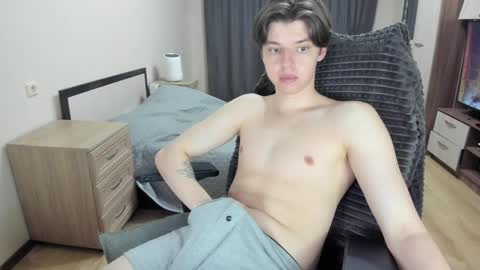 guy_liam1 online show from April 1, 7:22 pm