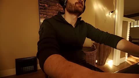 Tom online show from October 9, 10:25 pm