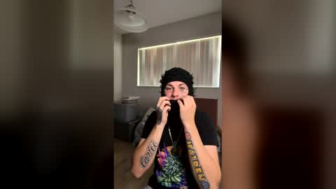 hopsononeleg online show from March 1, 7:02 pm