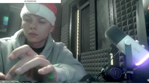 Snapshot of hot_boy_2002_ chatting on December 18, 10:02 pm Hot boy 2002 online show from December 18, 10:02 pm