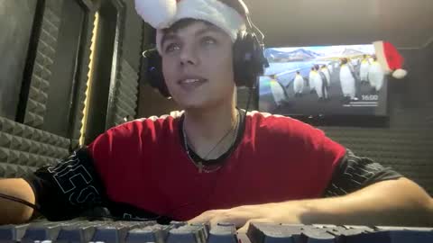 Snapshot of hot_boy_2002_ chatting on December 29, 2:00 pm Hot boy 2002 online show from December 29, 2:00 pm