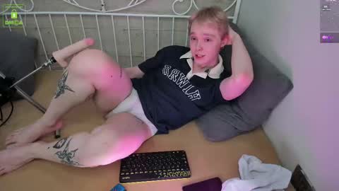 Snapshot of hot_twinkboy chatting on February 19, 2:01 pm hot_twinkboy online show from February 19, 2:01 pm