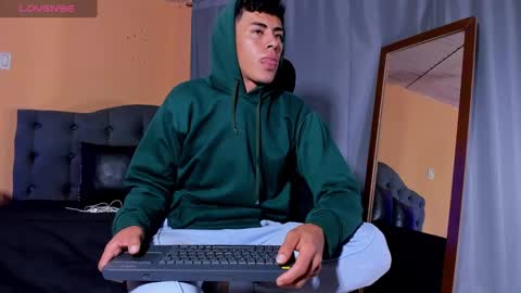 hot_twinks83 online show from March 10, 10:18 am