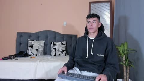 hot_twinks83 online show from February 5, 11:23 am