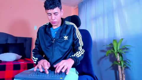 hot_twinks83 online show from January 28, 12:22 pm