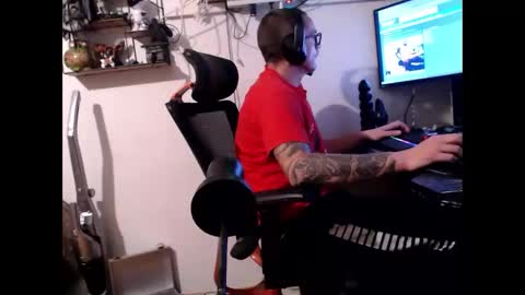 Snapshot of hotkinkytat chatting on December 3, 2:01 am hotkinkytat online show from December 3, 2:01 am