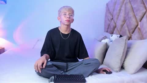 Son Hyunjin online show from January 15, 7:49 pm