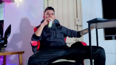 kelvis online show from February 20, 7:54 am