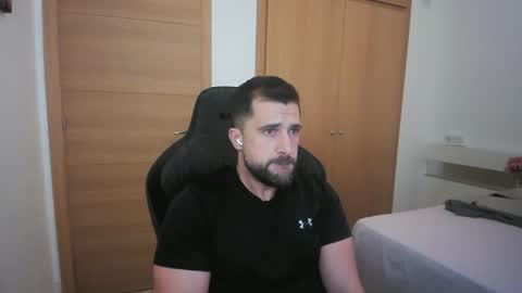 Snapshot of iberian_macho chatting on October 20, 9:02 am iberian_macho online show from October 20, 9:02 am