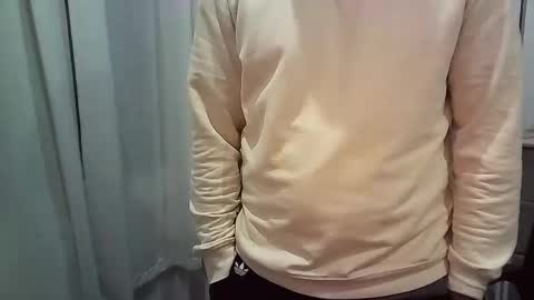 italianboybcn online show from December 4, 9:11 pm