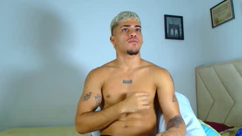 Snapshot of izaak_taylor7 chatting on October 23, 5:22 am izaack online show from October 23, 5:22 am