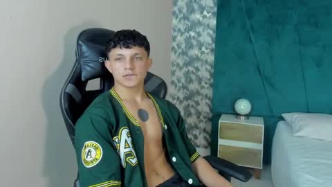 Snapshot of jamesgolden_ chatting on February 25, 11:30 am jamesgolden_ online show from February 25, 11:30 am