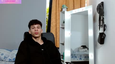 Snapshot of john_ssnow29 chatting on December 15, 9:42 pm john_ssnow29 online show from December 15, 9:42 pm