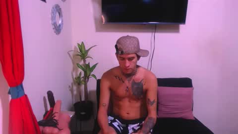 josue_linares online show from May 17, 1:47 am