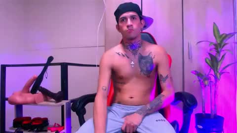 josue_linares online show from May 24, 4:51 am