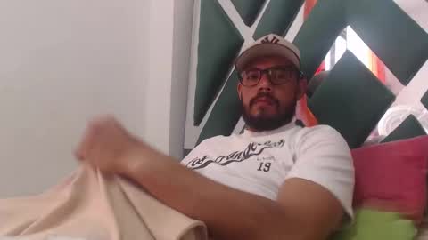 Snapshot of juanfe_style chatting on October 4, 6:35 pm juanfe_style online show from October 4, 6:35 pm