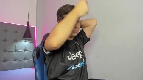 julian_smith21 online show from February 26, 12:28 pm