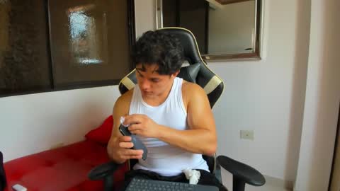 julian_wallace online show from March 2, 6:04 pm