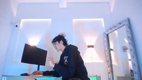 jullian online show from June 1, 7:58 pm
