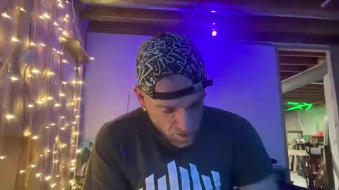 Snapshot of justinmoore1987 chatting on December 11, 8:49 am justinmoore1987 online show from December 11, 8:49 am