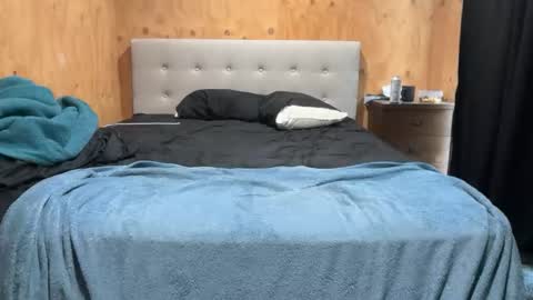 justmoresluts online show from April 4, 9:01 pm