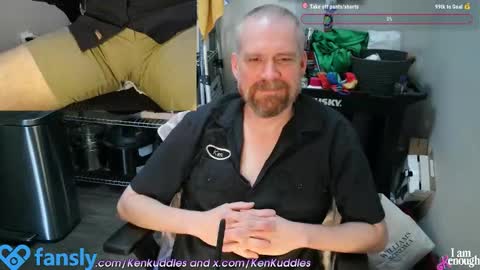 Snapshot of kenkuddles chatting on December 3, 8:06 pm Ken Kuddles online show from December 3, 8:06 pm