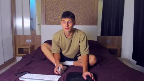 Snapshot of kenter_parker chatting on February 9, 1:35 pm Peter     online show from February 9, 1:35 pm
