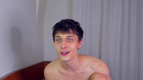 Snapshot of kenter_parker chatting on October 17, 4:44 pm Peter     online show from October 17, 4:44 pm