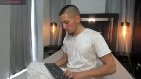 Snapshot of king_dante_ chatting on December 4, 3:43 pm King Dante  online show from December 4, 3:43 pm