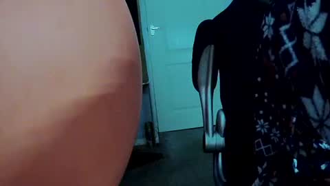 latexchris77 online show from December 5, 11:05 am