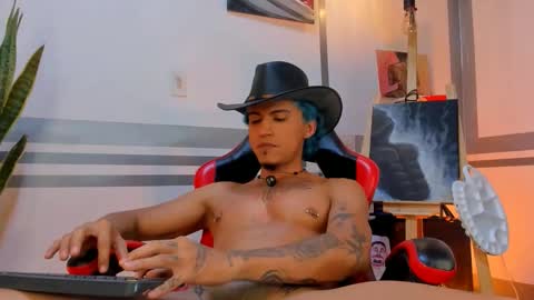 latino_boysmiles online show from March 4, 5:14 am