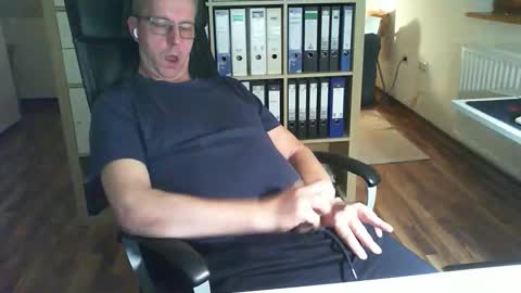 Snapshot of lefti27 chatting on October 26, 11:07 pm Dave online show from October 26, 11:07 pm