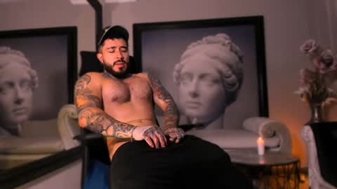 Snapshot of leosalvatore_ chatting on December 19, 8:23 pm Leo Salvatore online show from December 19, 8:23 pm
