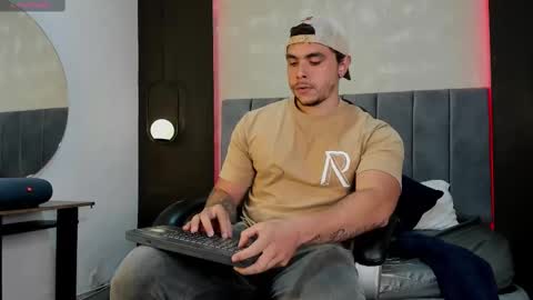 Snapshot of liam_walk chatting on October 2, 8:24 pm Liam online show from October 2, 8:24 pm