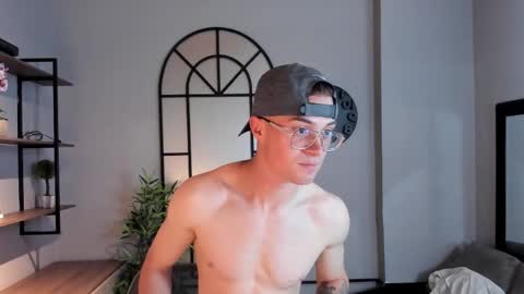 Snapshot of liljames_ chatting on October 23, 8:34 pm Lil James online show from October 23, 8:34 pm
