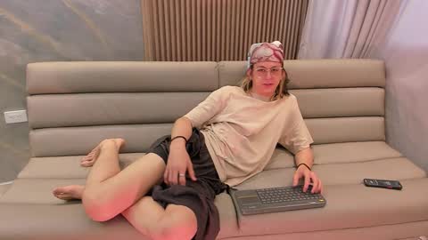 Lior evan online show from November 20, 11:53 am