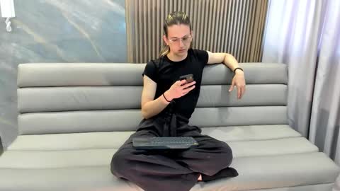 Lior evan online show from November 27, 11:47 am