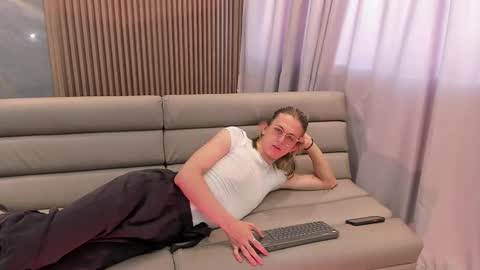 Lior evan online show from November 19, 11:43 am