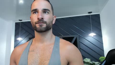 Snapshot of lorenzo_walker_ chatting on January 8, 5:15 pm  L O R E N Z O  Thumbs Up help  online show from January 8, 5:15 pm