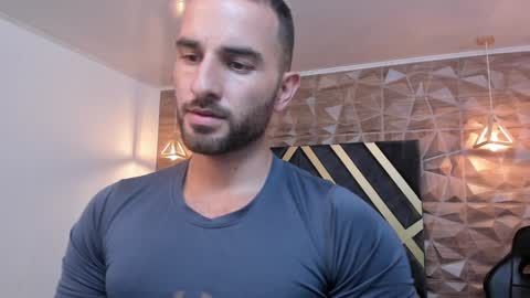 Snapshot of lorenzo_walker_ chatting on January 28, 5:35 pm  L O R E N Z O  Thumbs Up help  online show from January 28, 5:35 pm