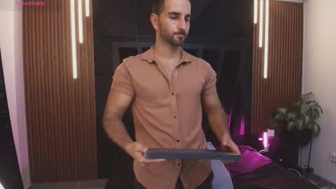  L O R E N Z O  Thumbs Up help  online show from January 17, 6:22 pm