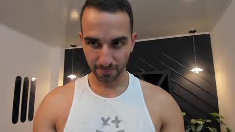 Snapshot of lorenzo_walker_ chatting on December 3, 6:06 pm  L O R E N Z O  Thumbs Up help  online show from December 3, 6:06 pm
