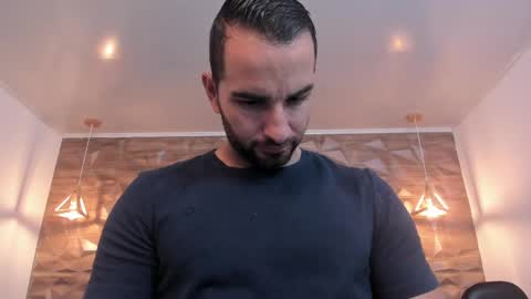 Snapshot of lorenzo_walker_ chatting on February 15, 5:17 pm  L O R E N Z O  Thumbs Up help  online show from February 15, 5:17 pm