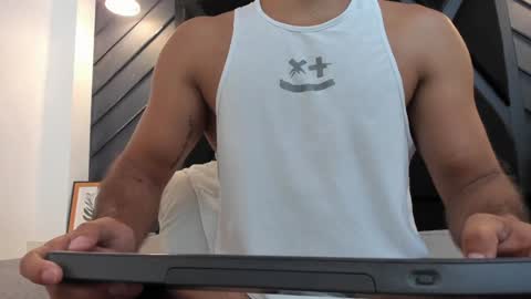 Snapshot of lorenzo_walker_ chatting on January 5, 1:47 pm  L O R E N Z O  Thumbs Up help  online show from January 5, 1:47 pm