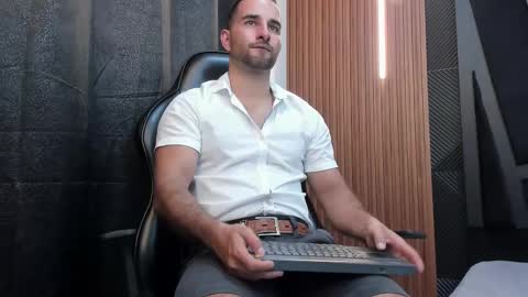 Snapshot of lorenzo_walker_ chatting on September 24, 6:50 pm  L O R E N Z O  Thumbs Up help  online show from September 24, 6:50 pm
