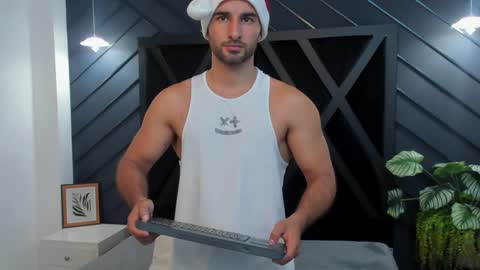 Snapshot of lorenzo_walker_ chatting on December 16, 5:43 pm  L O R E N Z O  Thumbs Up help  online show from December 16, 5:43 pm