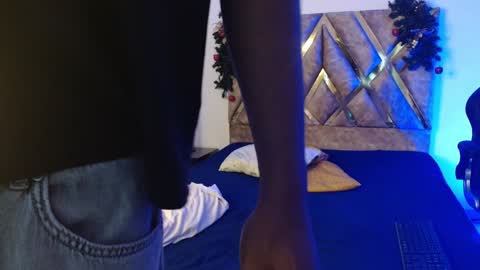 Louis Valdz online show from December 29, 1:49 pm