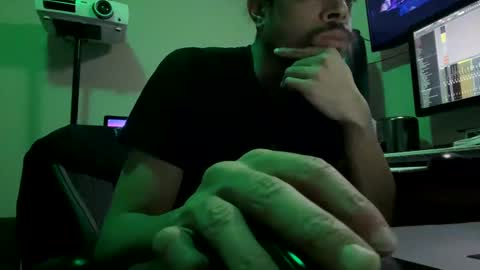 Snapshot of love4heelz chatting on December 31, 11:17 pm Prynce online show from December 31, 11:17 pm