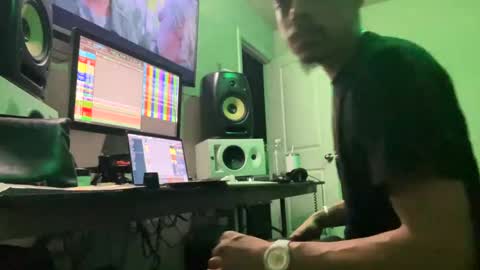 Snapshot of love4heelz chatting on February 7, 6:14 am Prynce online show from February 7, 6:14 am