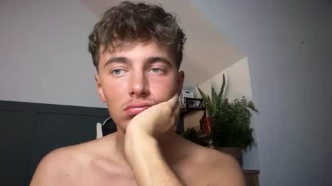 Snapshot of luciancrowe chatting on September 16, 11:27 pm Lucian online show from September 16, 11:27 pm